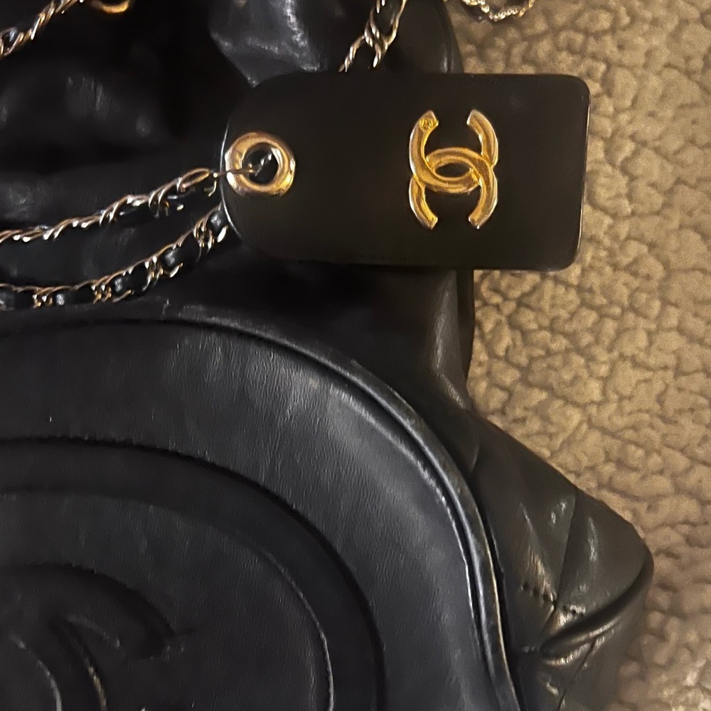 Black leather quilted bucket with double chain straps.  Exterior in GC - Picture 7 of 12